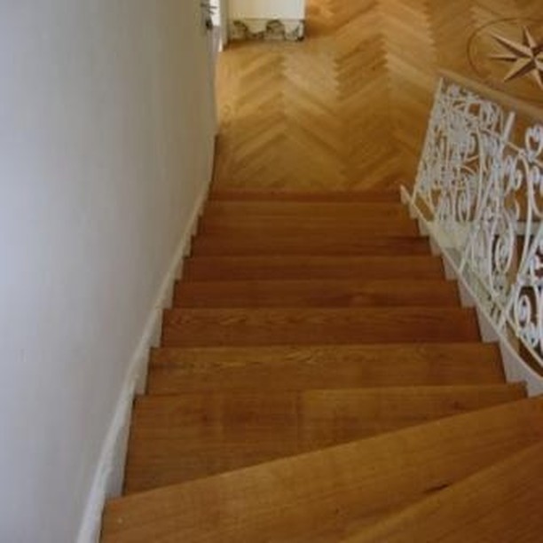 Restaurierte Holztreppe in warmem Naturholz-Ton